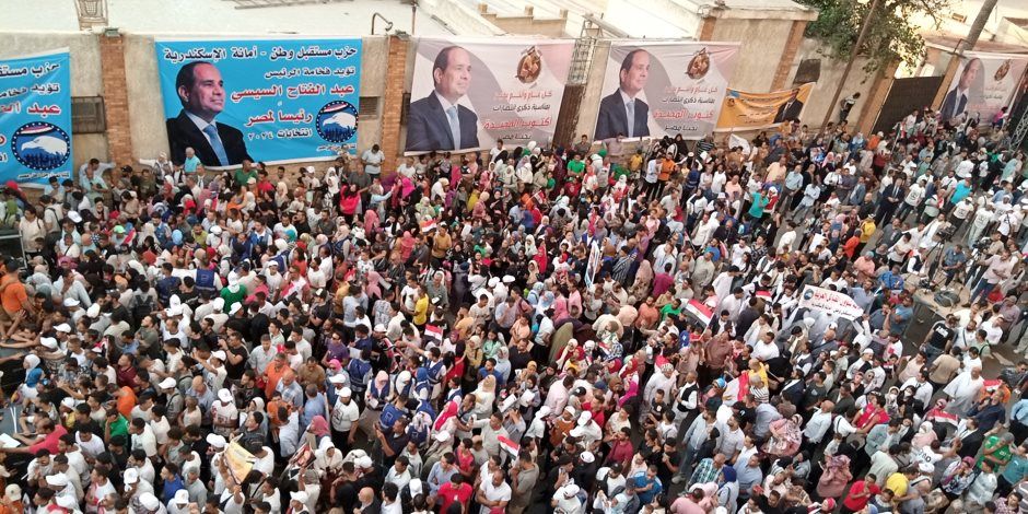 احتشاد عشرات الآلاف بميدان "بالاس" وسط مدينة المنيا لدعم الرئيس السيسي