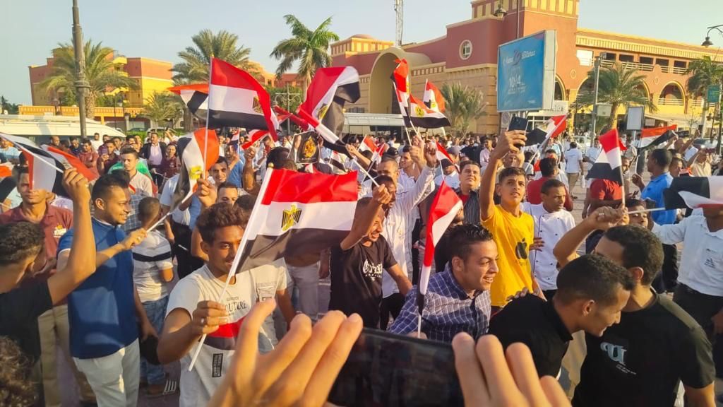 شاهد.. احتفالية بنصر أكتوبر ومطالبة السيسى بالترشح في الممشى السياحى بالغردقة