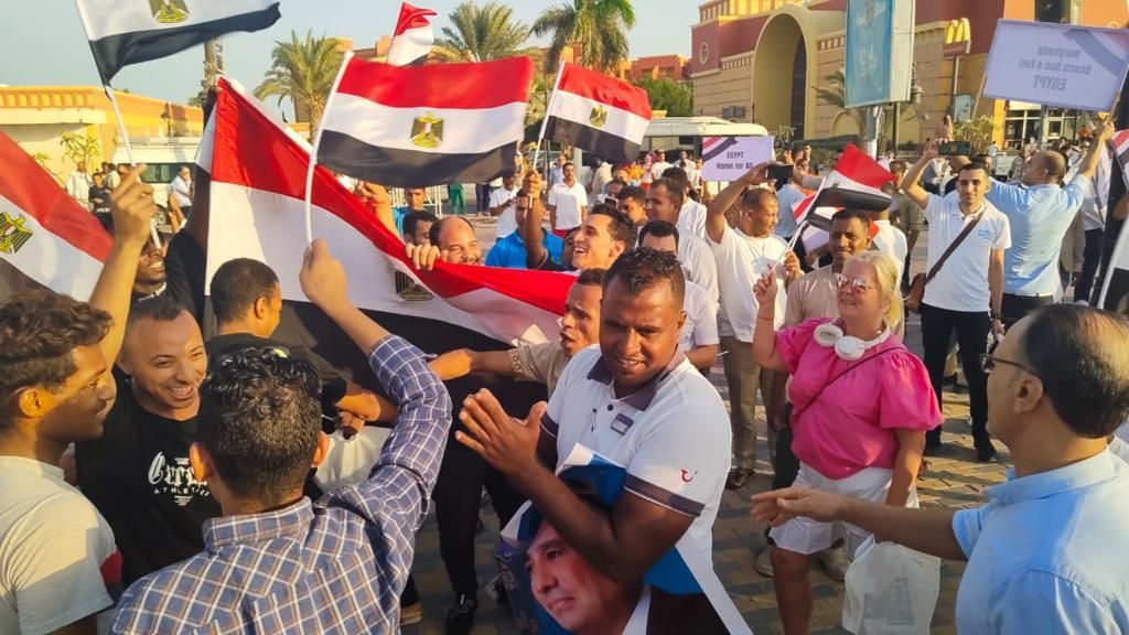 شاهد.. احتفالية بنصر أكتوبر ومطالبة السيسى بالترشح في الممشى السياحى بالغردقة
