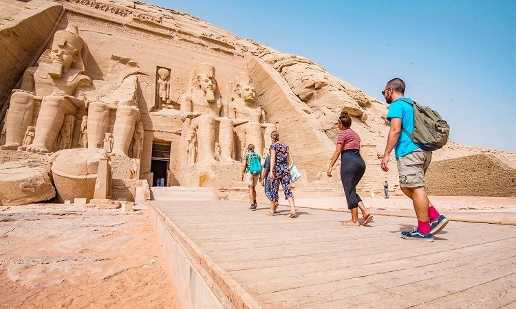 البنك المركزي المصري: إيرادات السياحة ترتفع إلى 13.6 مليار دولار…