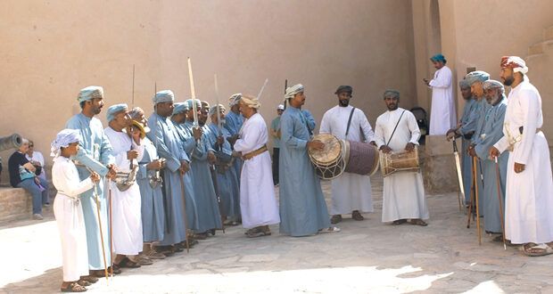 فعاليات متنوعة ثقافية وتراثية وأدبية تشهدها قلعة نـزوى