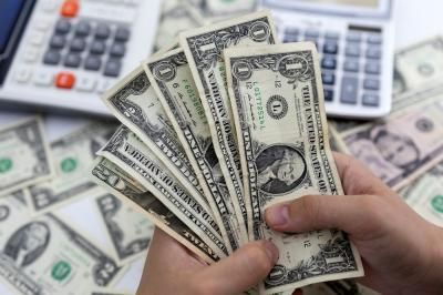 الدولار بأعلى مستوى في 11 شهراً