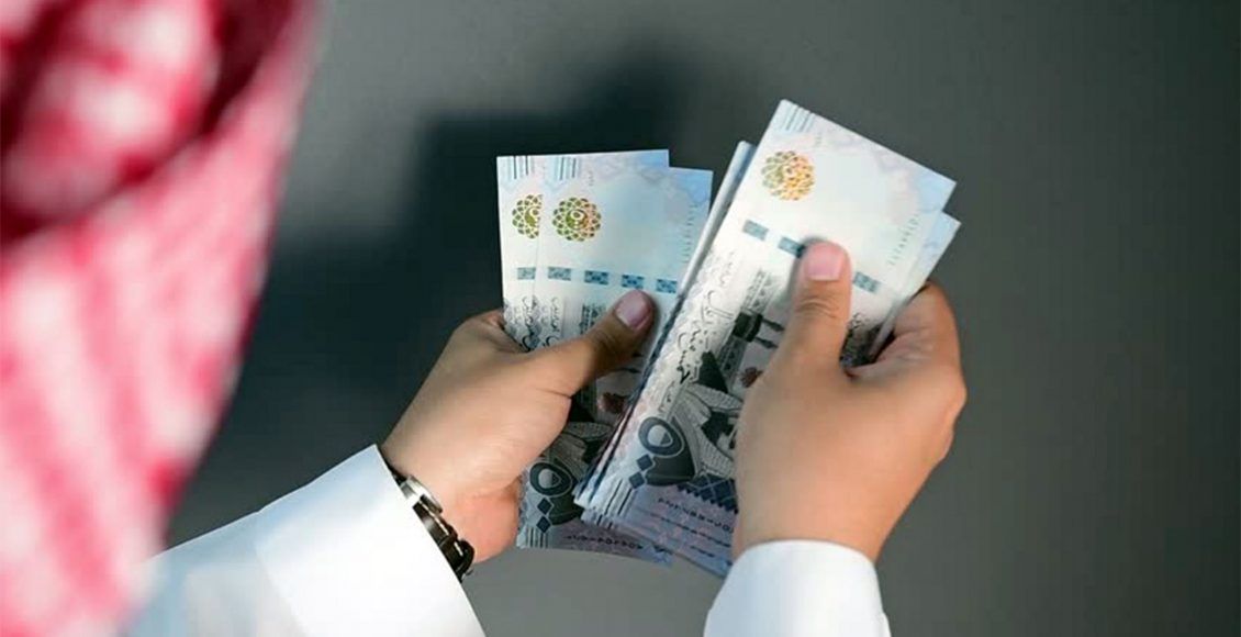 سعودي يكشف عن أفضل مهنة في المملكة يصل دخلها الشهري لأكثر من 100 الف ريال.. تعرف عليها