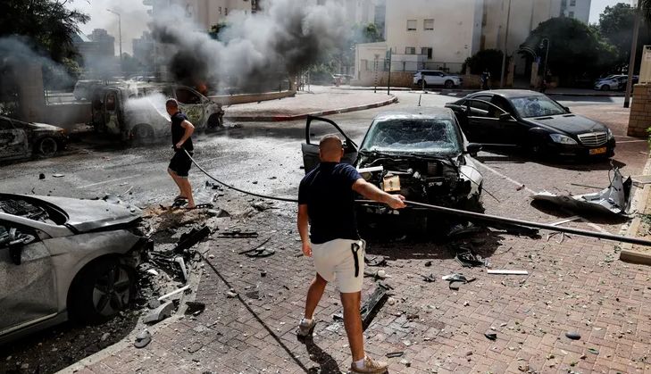 عاجل - طائرة إسرائيلية تدمر منزل زعيم حماس في غزة.. ماذا يحدث الآن في فلسطين؟