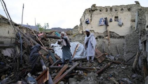 زلزال أفغانستان.. الأطفال يفترشون الأرض وأكثر من 2000 قتيل