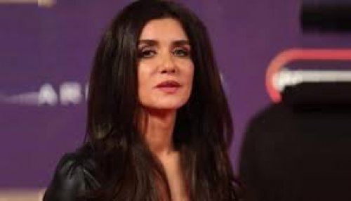 بصراحة أحس نفسي مستمتعة جدا ... غادة عادل تلهب مشاعر جمهورها وتتحدث دون أدنى حياء عن المشاهد المغرية!!