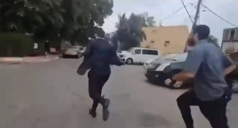 مشهد صدم كل يهودي .. وزير إسرائيلي يهرب في الشارع ويصرخ مثل الأطفال..اتفرج