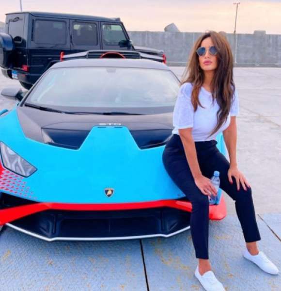 زينة تستعرض أسطول سيارات وتعلق: هو ده التواضع