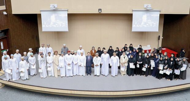 جامعة صحار تكرم المجيدين فـي الأنشطة الثقافية والعلمية