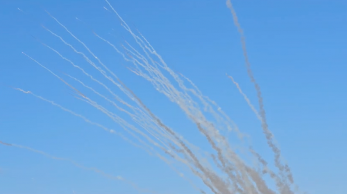 الخامسة بتوقيت المقاومة .. بالفيديو مئات الصواريخ تدكُّ على عسقلان