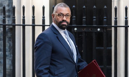 اتفرج .. لحظة هرب وزير خارجية بريطانيا لحظة انطلاق إنذار الصواريخ