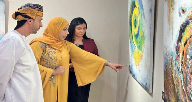 «تأملات دائرية» معرض تشكيلي يعكس واقع الفن التجريدي