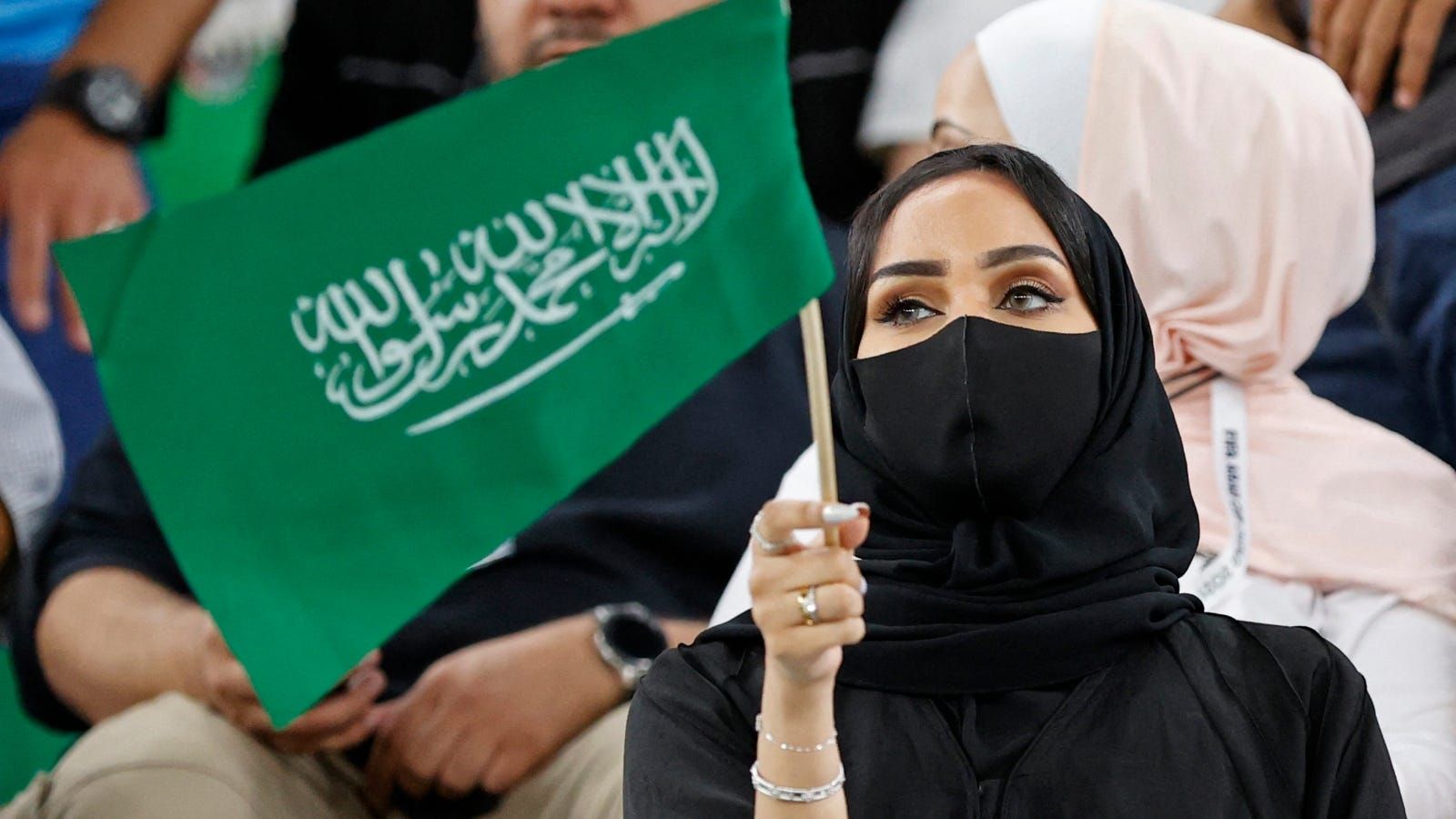 لهذه الأسباب المرأة السعودية تعشق أصحاب هذه الجنسية وتفضل الزواج منهم !!.. لن تتوقعها؟