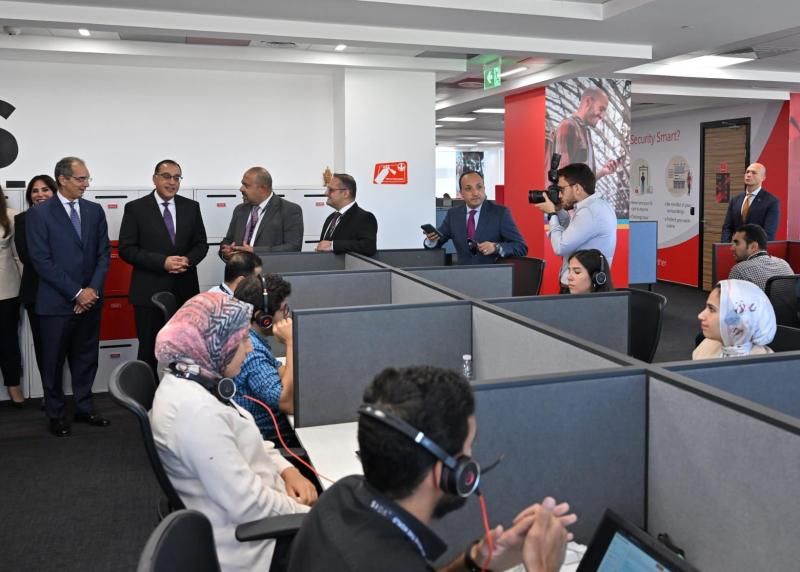 رئيس الوزراء يتفقد منظومة العمل بشركة فودافون للحلول الذكية