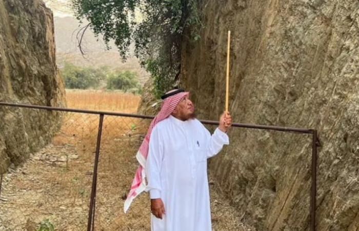 اتفرج رجل قام بتكسير الجبل ونحته لتنفيذ شرط زواجه من فتاة سعودية.. وعندما أتم المهمة كانت المفاجأة!