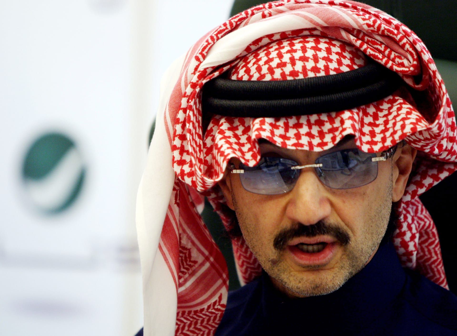 الأمير السعودي الوليد بن طلال يهدي مقيم يمني الجنسية هديه فاخرة والاخير يرفضها!.. اتفرج