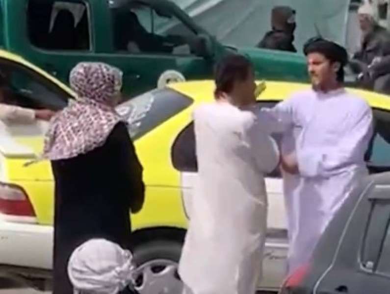 اتفرج شرطي يصفع سائق تاكسي بسبب توصيله لامرأة بدون محرم وماحدث بعدها كان مفاجئ !