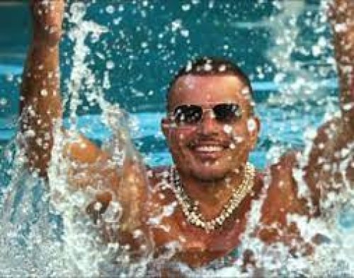 بدون ملابس في المسبح اللي ...النجم عمرو دياب يروّج لأغنيته الجديدة بشكل جريئ جدا وما التقطته الكاميرا تحت الماء جنّن الجميع!!