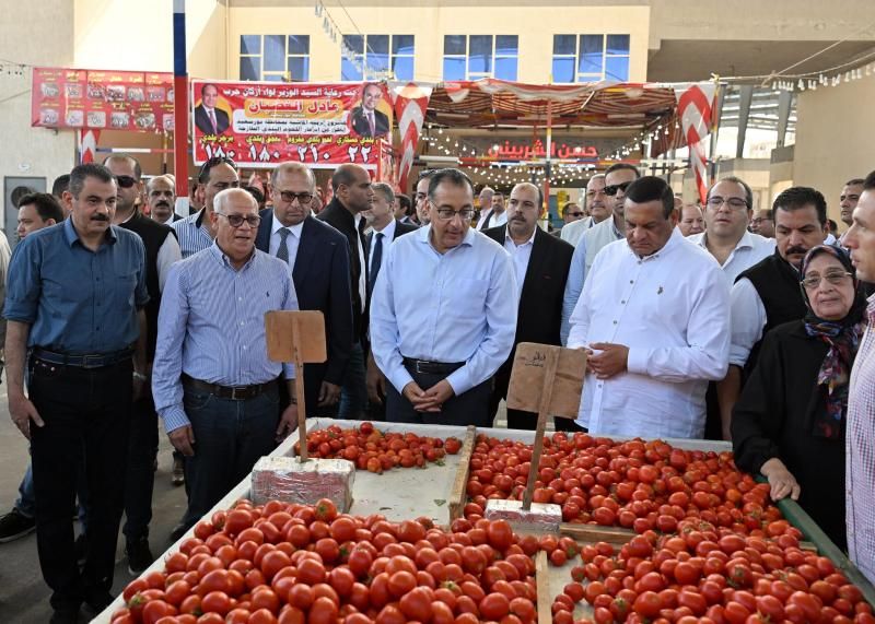 رئيس الوزراء يتفقد مجمع الأسواق ويفتتح مهرجان تخفيض الأسعار بالمحافظة