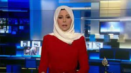 إعلامية الجزيرة “خديجة بن قنة” المثيرة للجدل تتجاوز حدود الادب وتصفع زميلها حفيظ دراجي صفعة مؤلمة على الهواء مباشر: لن تصدقوا مالذي حدث وماذا فعل!