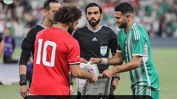 منتخب مصر يتعادل بعشرة لاعبين أمام الجزائر وديا في مواجهة مثيرة بالإمارات