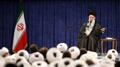 خامنئي:لن يستطيع أحد إيقاف المسلمين