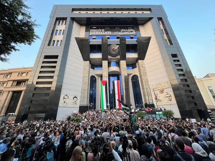عاجل| "حرق علم إسرائيل وهجوم صلاح".. نقابة الصحفيين تشن احتجاجات بعد قصف مستشفى المعمداني