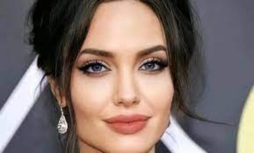 إطلالة النجمة العالمية أنجلينا جولي بالحجاب وبملابس عربية تشعل مواقع التواصل.. والجمهور: "غيرت دينها؟"