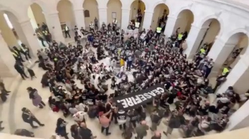 اتفرج .. متظاهرون يقتحمون مبنى الكابيتول الأمريكي