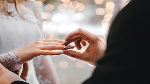 أوقح واقذر عادات الزواج.. لن تصدقوا ما الذي يفعله العريس بعروسته في هذه الدولة العربية أمام جميع الحاضرين ودون تردد او خجل!!