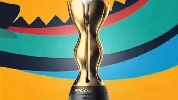 عاجل.. رئيس الاتحاد الأفريقي يكشف عن تصميم كأس بطولة الدوري الإفريقي والكرة الرسمية للبطولة