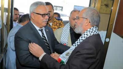 أخبار اليمن : بن حبتور يزور مكتب حركة حماس بصنعاء