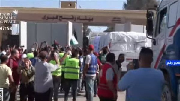 ‏دخول أول قافلة مساعدات إنسانية إلى غزة عبر معبر رفح