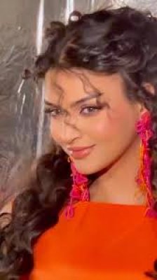 بالفيديو فضائح مشهورات السناب السعوديات خارج السيطرة...اتفرج ريناد القحطاني بينما تهز وتؤدي رقصة جريئة في أحد الاعراس والفستان الذي ارتدته جنن العقول..(فيديو)!!