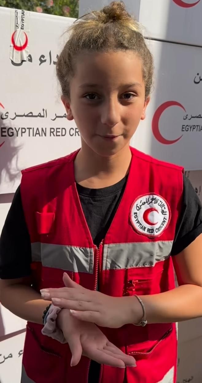 شريف منير يعلق على دعم حفيدته للقضية الفلسطينية ويوضح سبب حديثها باللغة الإنجليزية