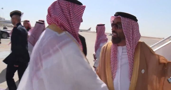 فيديو – طحنون بن زايد مُقبّلاً كتف أخيه الأمير ‎محمد بن سلمان