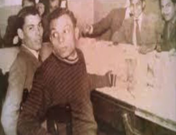 مختلف 180 درجة .. الفنان عادل إمام يظهر بصورة صادمة وهو في المدرسة مع اصدقائه !