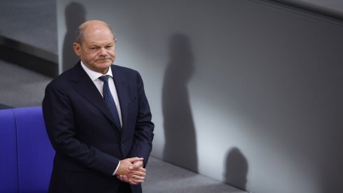 المستشار الألماني يرتدي قبعة يهودية ويفتتح كنيسا يهوديا