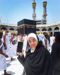 اتفرج ما فعلته هذه الإعلامية امام الكعبة دون خجل .. فعل صادم اثار غضب السعوديين والعرب واستفزهم بشدة !