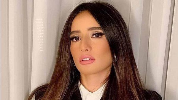 تضامنًا مع غزة.. زينة تنشر صورها مع أولادها من داخل جمعية الهلال الأحمر