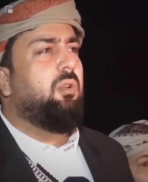 اتفرج بالفيديو .. يمني يحضر زفاف صديقه السعودي وعندما قدم له هذه الهدية الثمينة حدث مالم يكن في الحسبان!