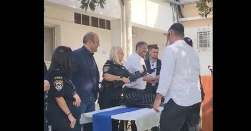 بالفيديو .. بن غفير يسلّح الإسرائيليين لقتل الفلسطينيين