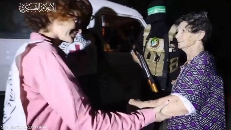 لحظة إفراج حماس عن محتجزتين إسرائيليتين بوساطة مصرية قطرية .. اتفرج: كيف ودعت الرهينتان جنود كتائب القسام