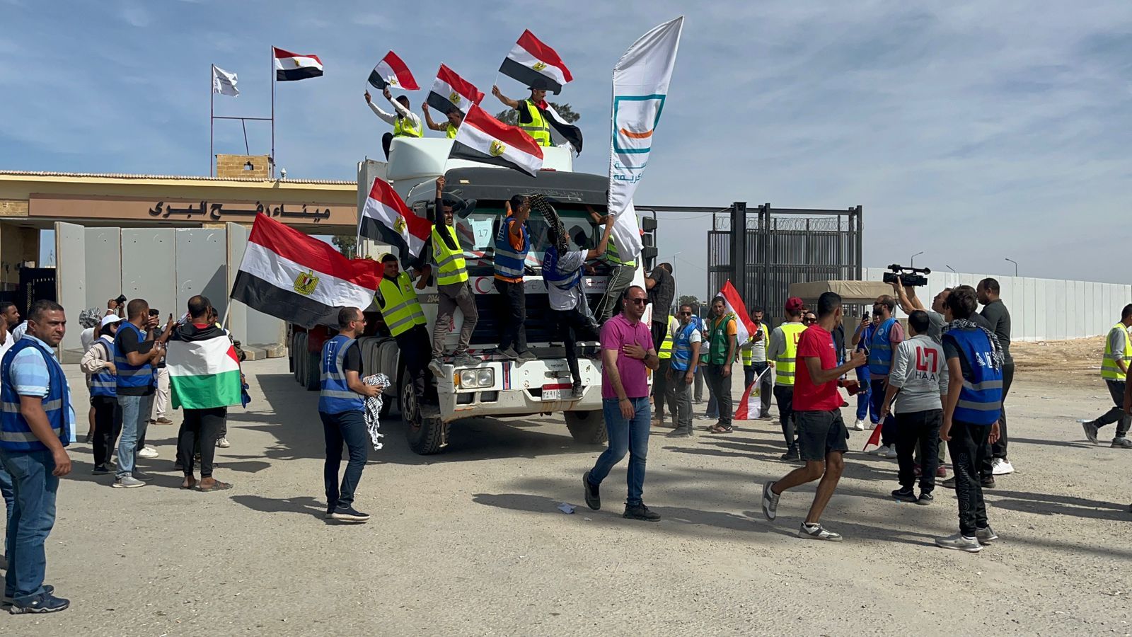 مرابطون على الحدود.. "متطوعو قوافل الإغاثة" نضال من نوعٍ آخر لدعم الأشقاء في غزة