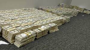 دخل موسوعة جينيس.. من هو أغنى فنان عربي وكم تقدر ثروته؟