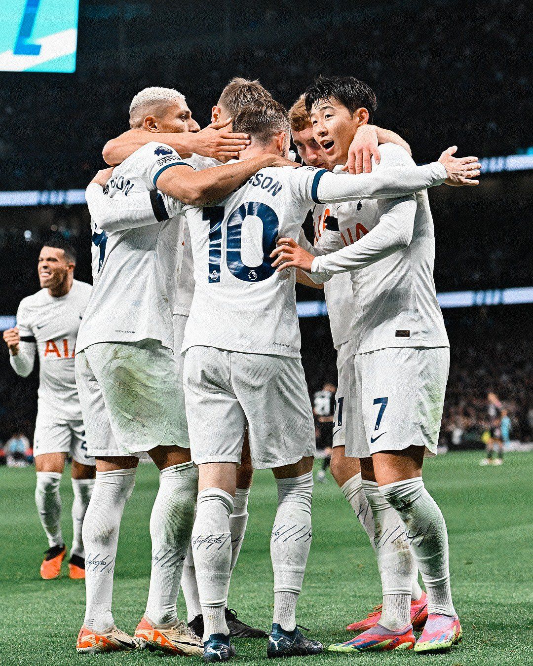 ملخص أخبار الرياضة اليوم.. استهجان جماهيري ضد أندية السعودية وتوتنهام يتصدر ترتيب البريميرليج والهلال يكتسح مومباي بدوري الأبطال