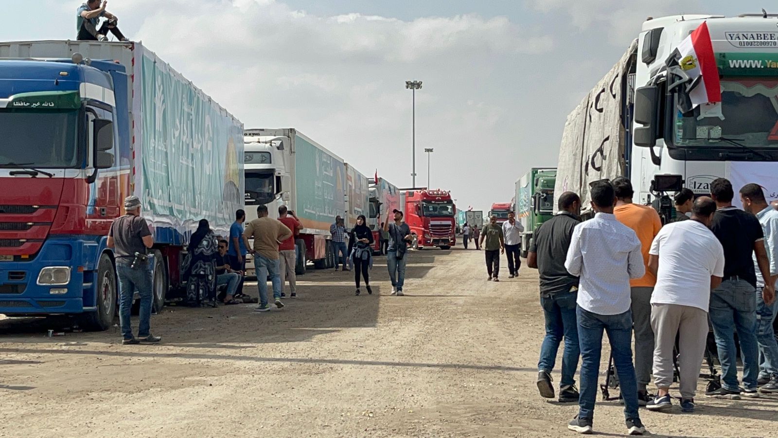 مرابطون على الحدود.. "متطوعو قوافل الإغاثة" نضال من نوعٍ آخر لدعم الأشقاء في غزة