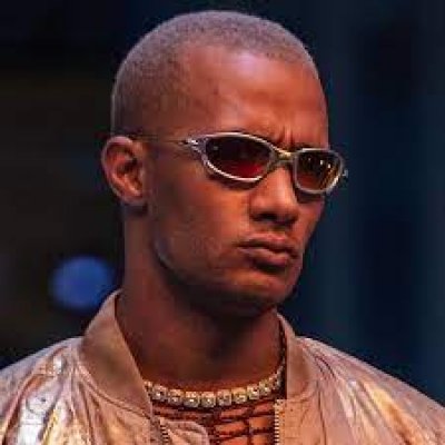 إعلامي شهير يشعل السوشيال ميديا ويفتح النار على محمد رمضان: بيعمل باديكير ومانيكير والناس بتموت