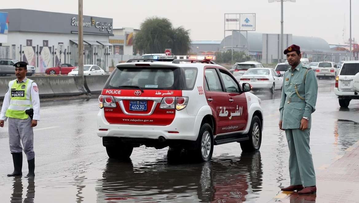 شرطة رأس الخيمة تضبط شاباً استعرض بسيارته أمام إحدى دورياتها