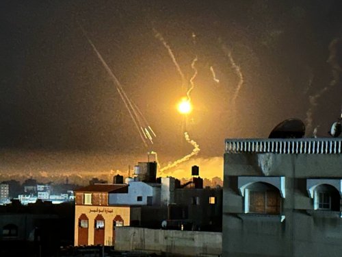 صور وفيديو .. إطلاق قنابل مضيئة ومدفعية .. هل هو توغل جديد